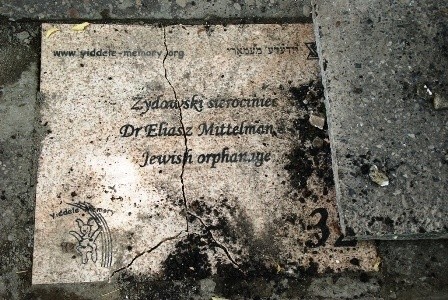 Trzej wandale zniszczyli żydowskie pamiątki