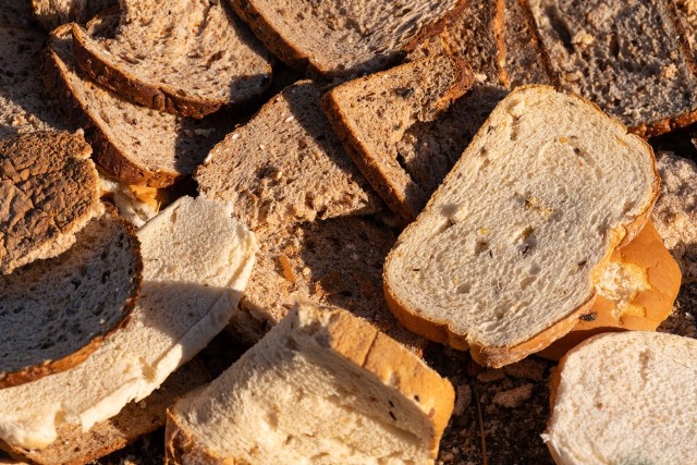 Resztki czerstwego chleba idealnie nadają się do przygotowania naturalnego nawozu do roślin