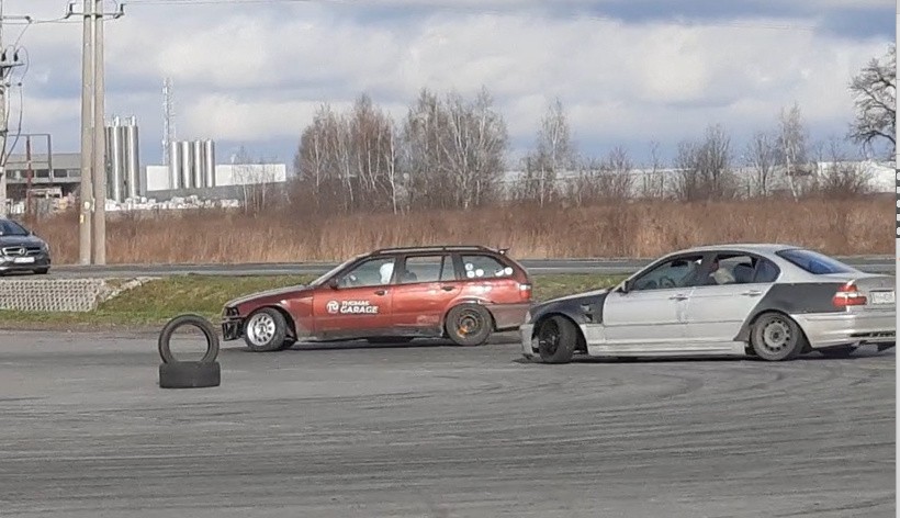 Amatorzy driftowania spotkali się na parkingu Port Radomsko,...