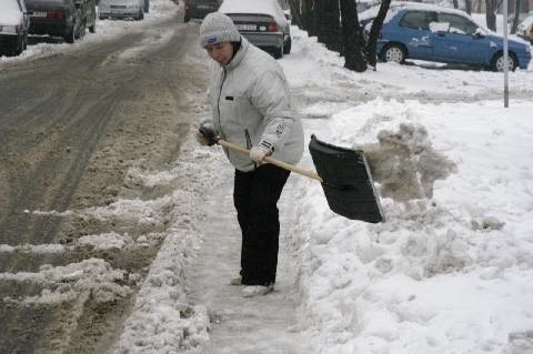 Plugi spychają śnieg z ulic na chodniki. Lokatorzy szuflują go z powrotem na jezdnie.