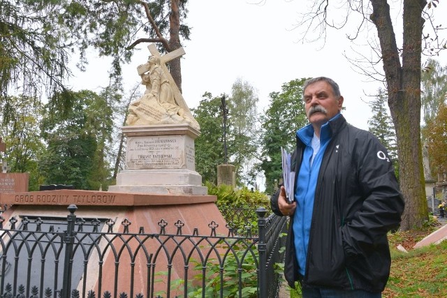 Stanisław Szrek pokazuje odnowiony w tym roku grobowiec Taylorów z początku XX wieku wystawiony dla żony adwokata w 1903 roku.