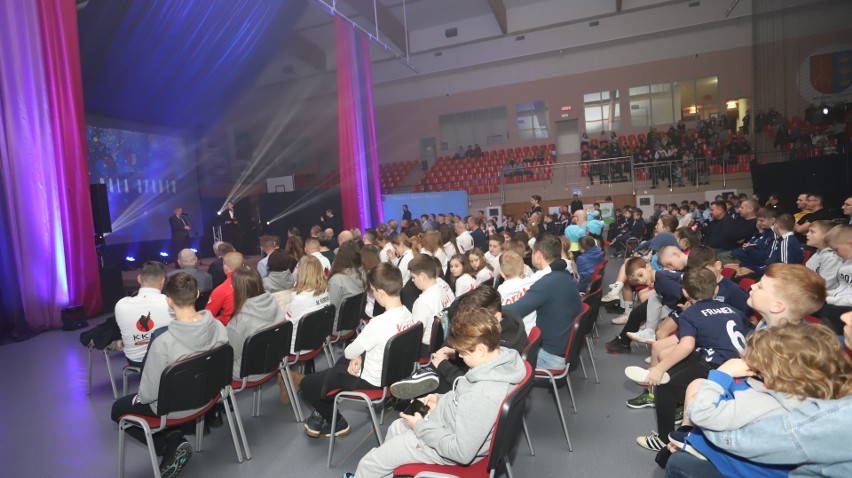 Uroczysta V Gala Sportu odbyła się w Hali Sportowej w Bilczy. Nagrodzono najlepszych sportowców z gminy Morawica. Było wiele osób 