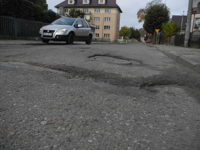 Mieszkańcy ulicy Cichej mają dość. Nie mogą doprosić się o remont ulicy. Stracili już cierpliwość i na język przychodzą im tylko gorzkie słowa kierowane w stronę urzędników bytowskiego ratusza.  