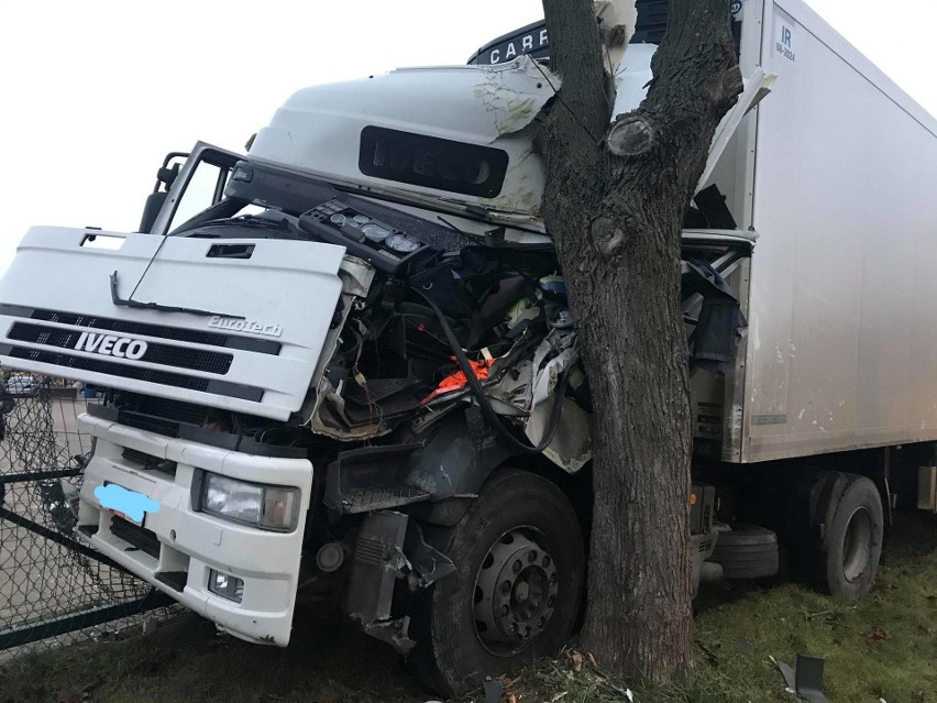 Kierujący cięzarówką stracił panowanie nad pojazdem i...