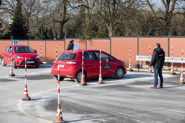 Od 1 stycznia 2020 roku obowiązują nowe ceny egzaminów na prawo jazdy. Ile kosztuje egzamin praktyczny i teoretyczny na prawo jazdy? Sprawdź.