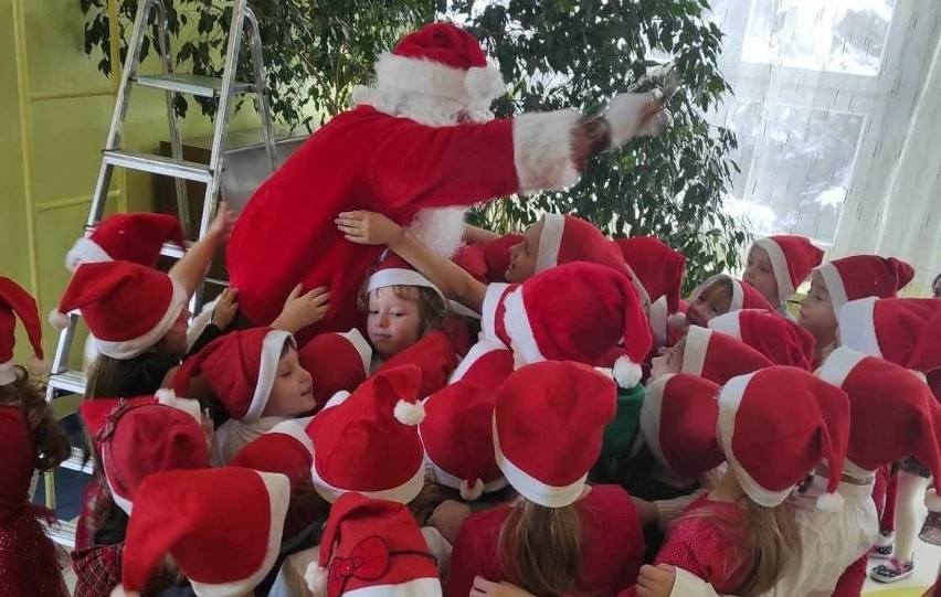 Święty Mikołaj sprawił wiele radości dzieciom w...