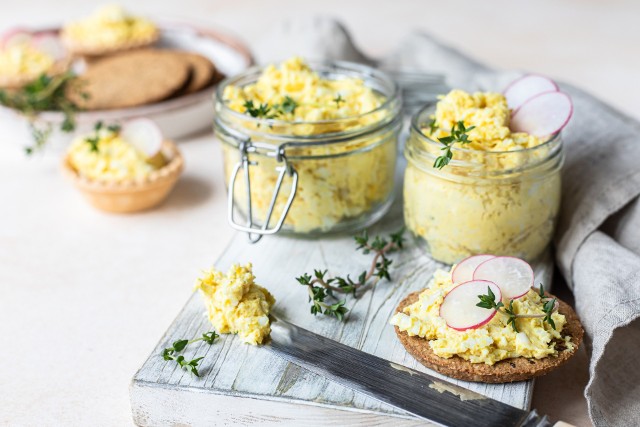 Pastę jajeczną można podawać z pokrojoną w plasterki rzodkiewką i doprawić przyprawą curry.