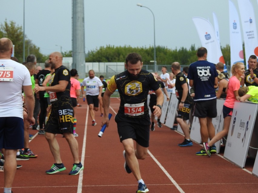 Łomża. 4. edycja PKO Bieg Charytatywny na stadionie. Pomagali z każdym krokiem i pokonywali rekordy [ZDJĘCIA, WIDEO]