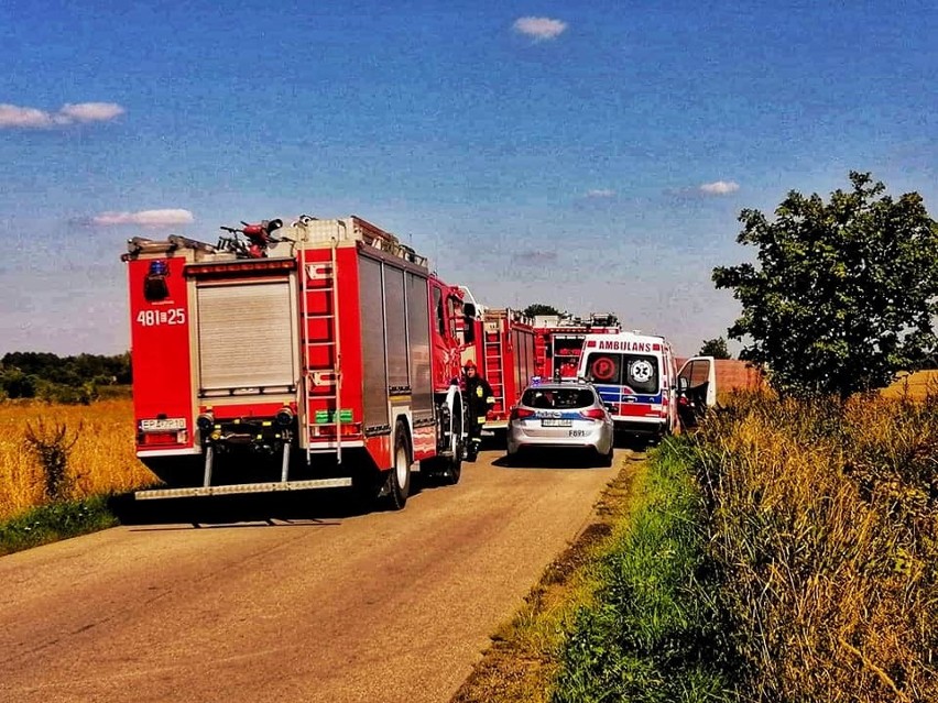 Ciężarówka na boku! Na drogę wysypał się asfalt. ZDJĘCIA