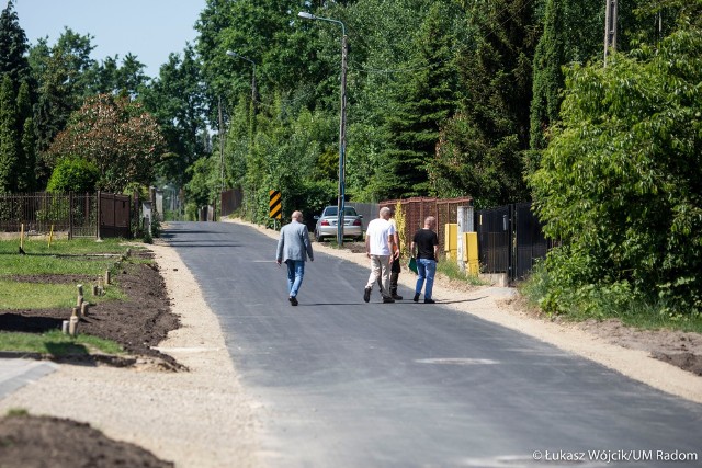 Do niedawna ulica Pośrednia miała gruntową nawierzchnię, teraz kierowcy jeżdżą już po asfalcie.