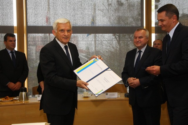 Prof. Jerzy Buzek odbiera honorowe obywatelstwo regionu.