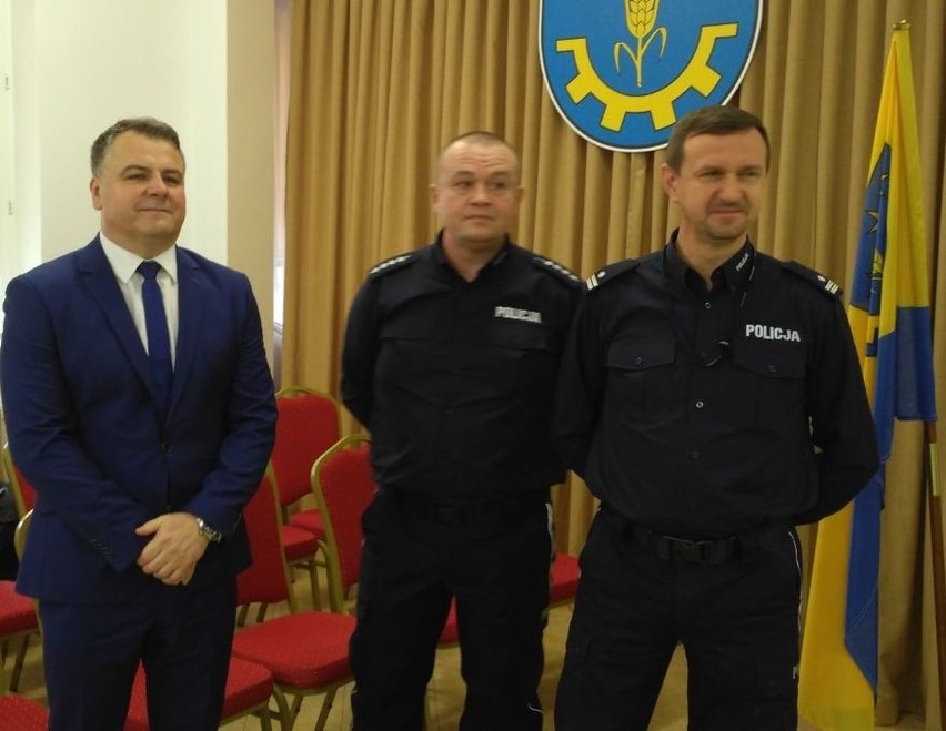 Od lewej były komendant Andrzej Swatek, nowy...