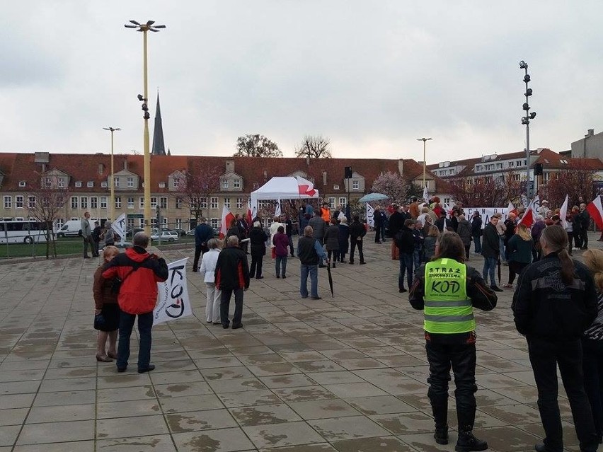 „Apel poległych wartości” podczas manifestacji KOD