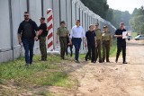 "Ta zapora chroni nas od  ponurej dyktatury Łukaszenki". Premier z ministrami na granicy w Kuźnicy
