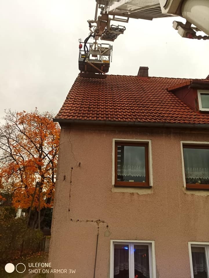 Strażacy z OSP Złocieniec usuwają skutki silnych wiatrów,...