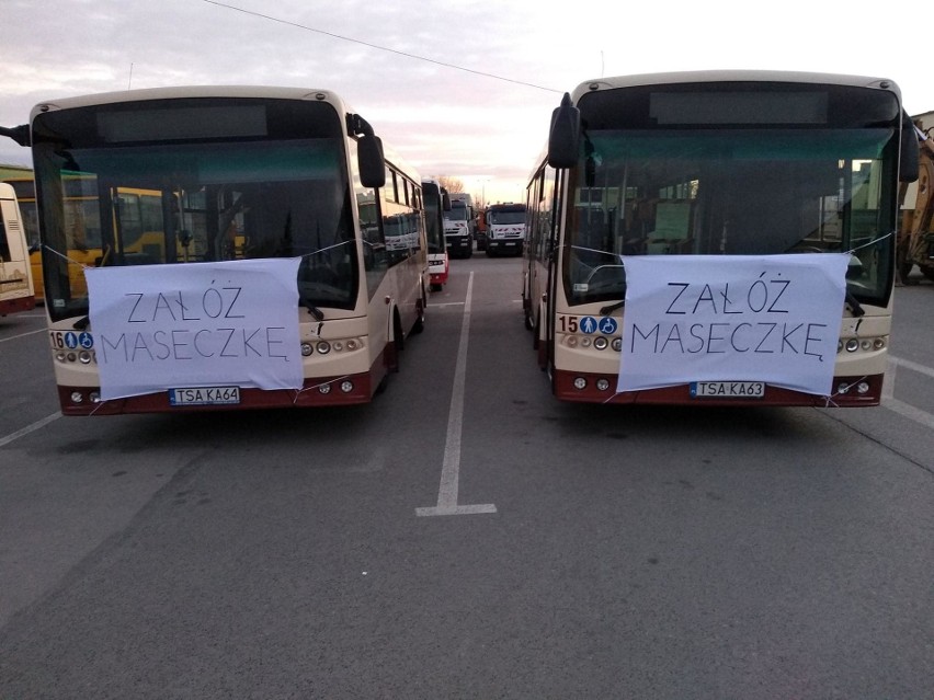 W Sandomierzu autobusy przypominają o obowiązkowym założeniu...