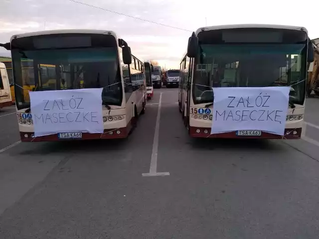 W Sandomierzu autobusy przypominają o obowiązkowym założeniu maseczki ochronnej.