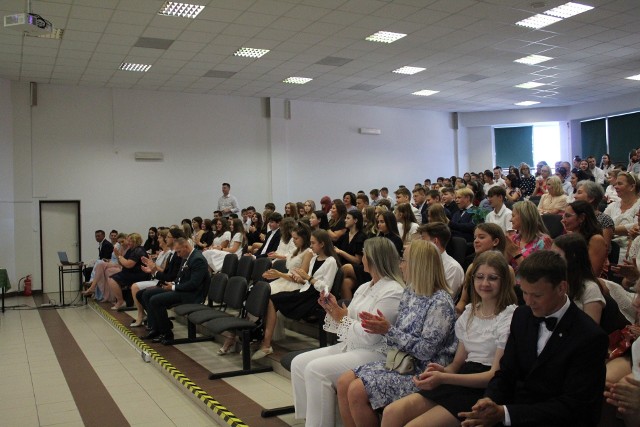 W piątek, 24 czerwca nastąpiło długo wyczekiwane zakończenie roku szkolnego. W dwóch szkołach w Szydłowcu powitano wakacje w towarzystwie władz gminnych.
