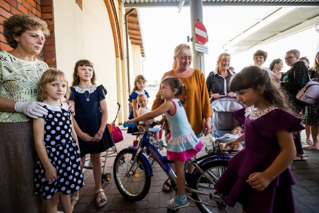 Dzieci pani Alli z Chersonia, które znalazły schronienie w Bydgoszczy, otrzymały właśnie rowery. W punkcie pomocy przy ulicy Gdańskiej trwa zbiórka najpotrzebniejszych rzeczy dla uchodźców: jedzenia, ubrań i obuwia. Konferencje prasową zorganizowała Joanna Czerska-Thomas i działacze Rotary Klubu Bydgoszcz-Stare Miasto