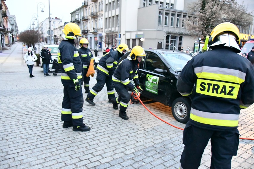 WOŚP 2023 Kielce. Strażacy z Ćmińska rozcięli auto. Brawa za pokaz! Zdjęcia 