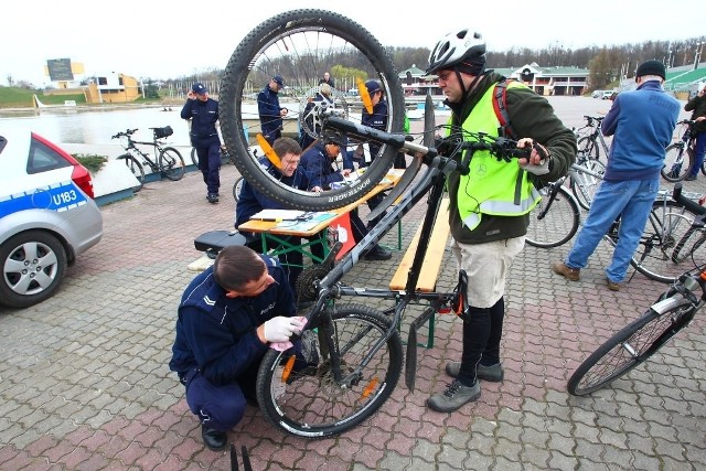 Poznań: Przez dwa tygodnie policjanci oznakowali około 700 rowerów