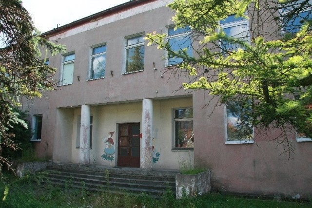 Kilka lat temu władze zlikwidowały przedszkole przy ul. Chrobrego. Budynek został sprzedany, wciąż stoi pusty i niszczeje.