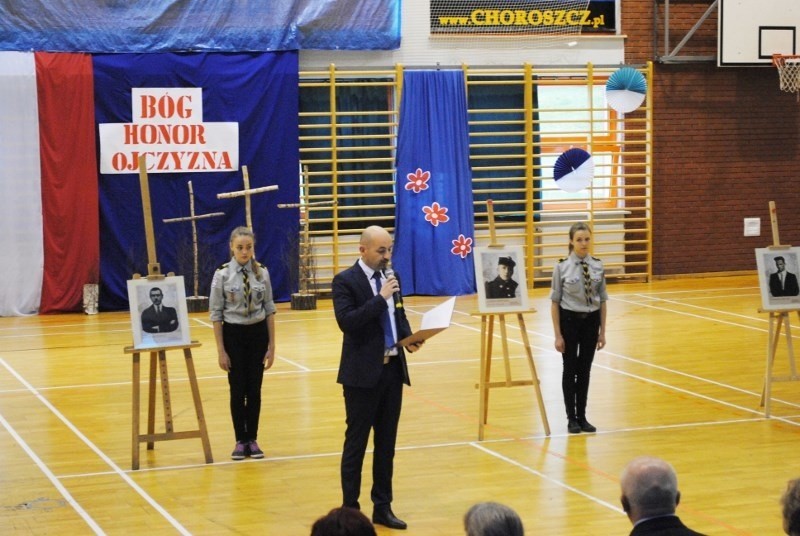 Tablica upamiętnia kierowników szkół w gminie Choroszcz