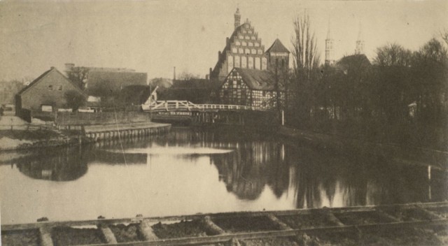 Zakole Brdy (w tle most Magazynowy, Biały Spichrz i kościół farny), ok.. 1885 r.