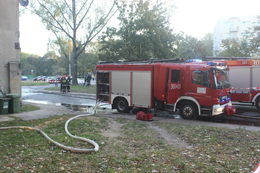 Pożar w kamienicy przy Obrońców Westerplatte. Ranny mężczyzna [ZDJĘCIA,FILM]
