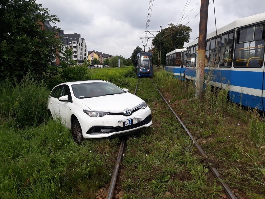 Wypadek na ul. Kosmonautów we Wrocławiu. Tramwaj zderzył się...