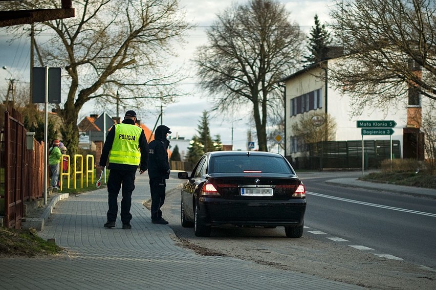 Nieoczywiste przewinienia, za które możesz otrzymać mandat. Sprawdź, za co policjanci mogą nałożyć na ciebie karę finansową 