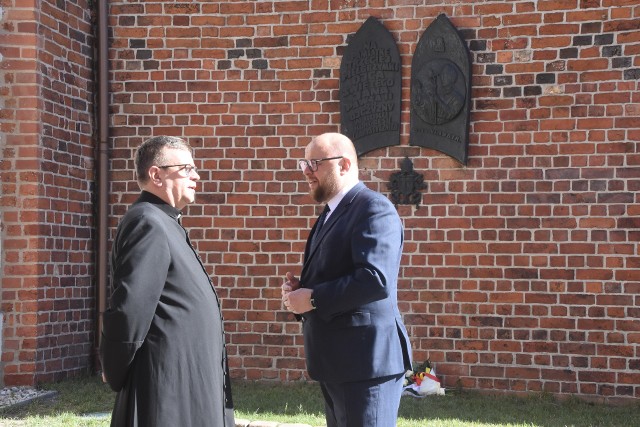 Kwiaty złożyli wiceprezydent Szymon Gurbin oraz proboszcz Parafii pw. Świętego Mikołaja Biskupa ksiądz kanonik Dariusz Kunicki.