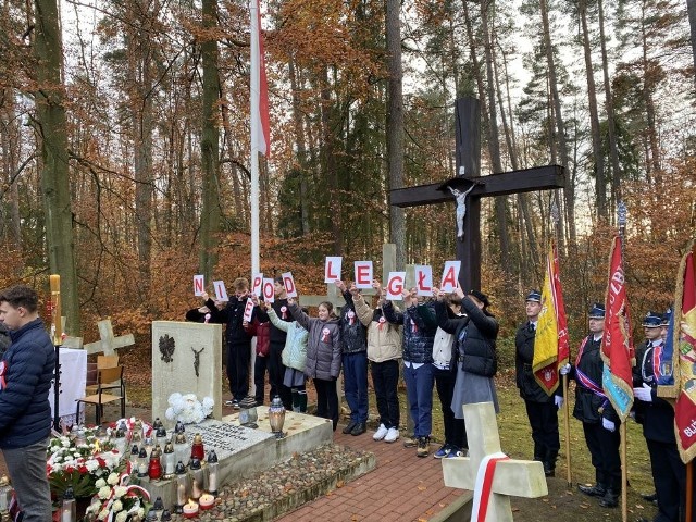 Jak co roku, uroczystości z okazji Narodowego Święta Niepodległości, w gminie Somonino odbyły się w Lesie Hopowskim.