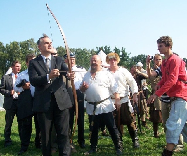 Waldemar Pawlak strzela z łuku w rycerskim grodzie pod Byczyną.