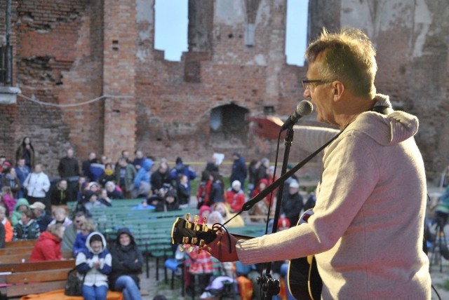 Akustyczna gitara wystarczy do tego, aby ze sceny płynęła moc. Kto to udowodnił?  Adam Drąg.