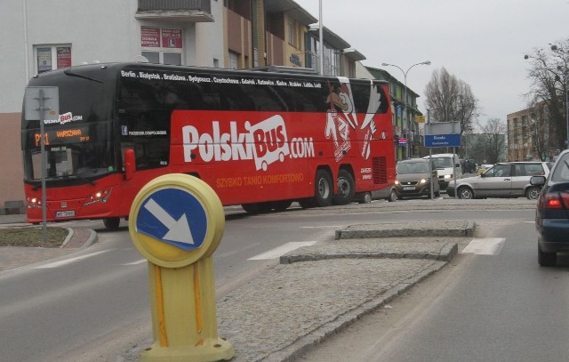 Kierowcy dużych autobusów jadąc po małym rondzie muszą się wykazać niemałymi umiejętnościami...