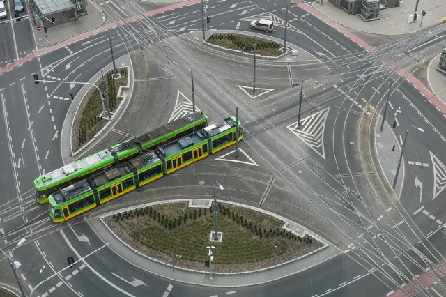 W poniedziałek rozpoczyna się remont nawierzchni na rondzie Kaponiera. Dla pasażerów MPK oznacza to pewne zmiany. Prace będą prowadzone w godzinach nocnych, by tramwaje mogły jeździć bez zakłóceń.