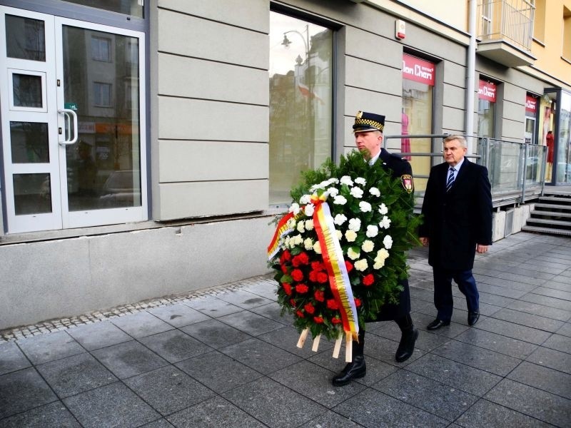 Tadeusz Truskolaski składał kwiaty również pod pomnikiem bł....