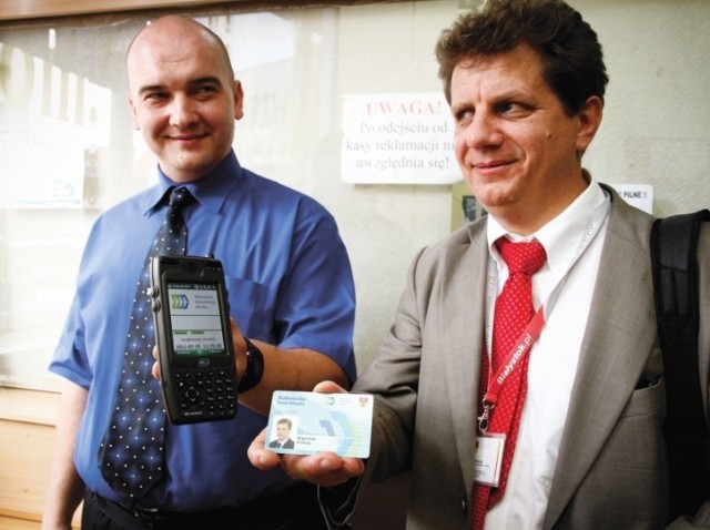 Bogusław Prokop, dyrektor Białostockiej Komunikacji Miejskiej pokazuje swój e-bilet. Plastikowe karty już są sprawdzane przez kontrolerów specjalnymi czytnikami.
