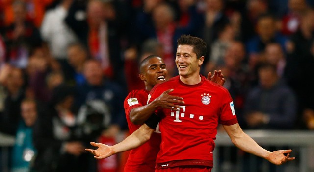 Robert Lewandowski celebruje wraz z Douglasem Costą kolejnego gola