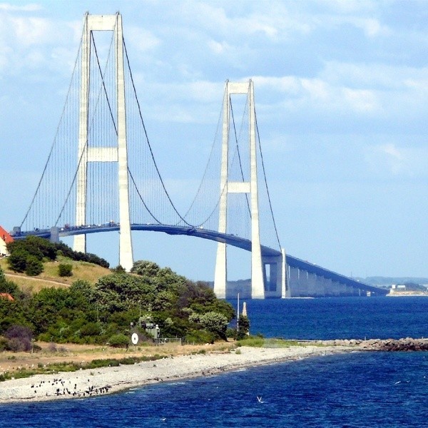 Great Belt Bridge jest jednym z dwóch mostów, których konstrukcja zapiera dech w piersiach. Drugim jest znajdujący się nad cieśniną Sund, otwarty w 2000 roku, 16-kilometrowy most Oresund, łączący Danię i Szwecję.