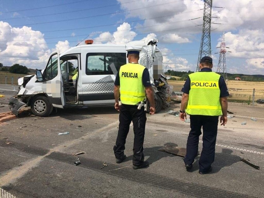 Śmiertelny wypadek na obwodnicy Suwałk. Dwóch mężczyzn zostało potrąconych przez samochód ciężarowy na DK 8 [ZDJĘCIA]