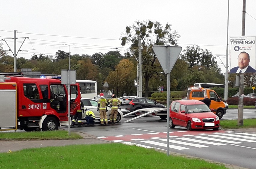 Na rondzie Niepodległości doszło do kolizji trzech...