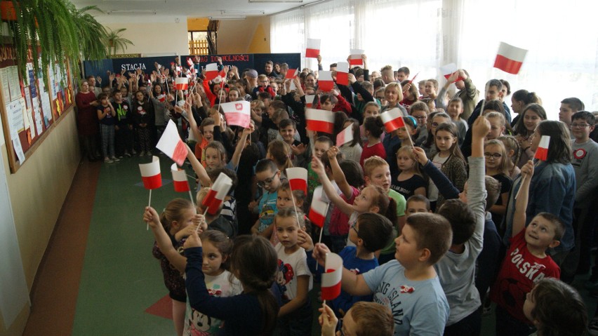 Hymn Polski zaśpiewało w piątek 245 uczniów szkoły w...