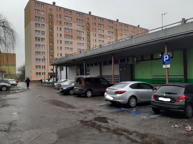 Ul. Franciszkańska 133a – likwidacja miejsc parkingowych przy rampie obecnego sklepu od strony wschodniej(Franciszkańska 131 b) (ok. 8 sztuk – w tym 1 miejsca parkingowego dla osób niepełnosprawnych)