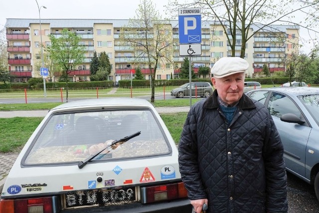 Parkuję tu od 26 lat! Raz zapomniałem włożyć karty, a straż wezwała lawetę - mówił w kwietniu Józef Mojsa.