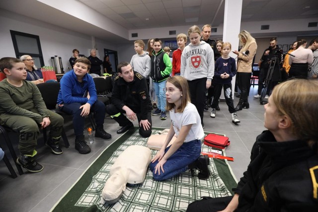 Strażacy KW PSP w Katowicach przed feriami przypomnieli dzieciom podstawowe zasady bezpieczeństwa i pierwszej pomocy.