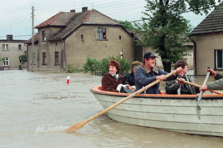 Powódź Tysiąclecia: 23 lata temu wielka woda spustoszyła Polskę. Dzisiaj też wciąż pada i pada... Zobacz archiwalne ZDJĘCIA