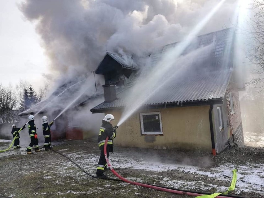 Siołkowa. Ogień strawił poddasze i dach. Resztę budynku uratowali strażacy [ZDJĘCIA]