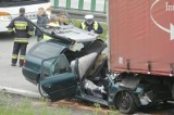 Wypadek na autostradzie A4. Ford uderzył w ciężarówkę. Trzy osoby ranne (ZDJĘCIA)